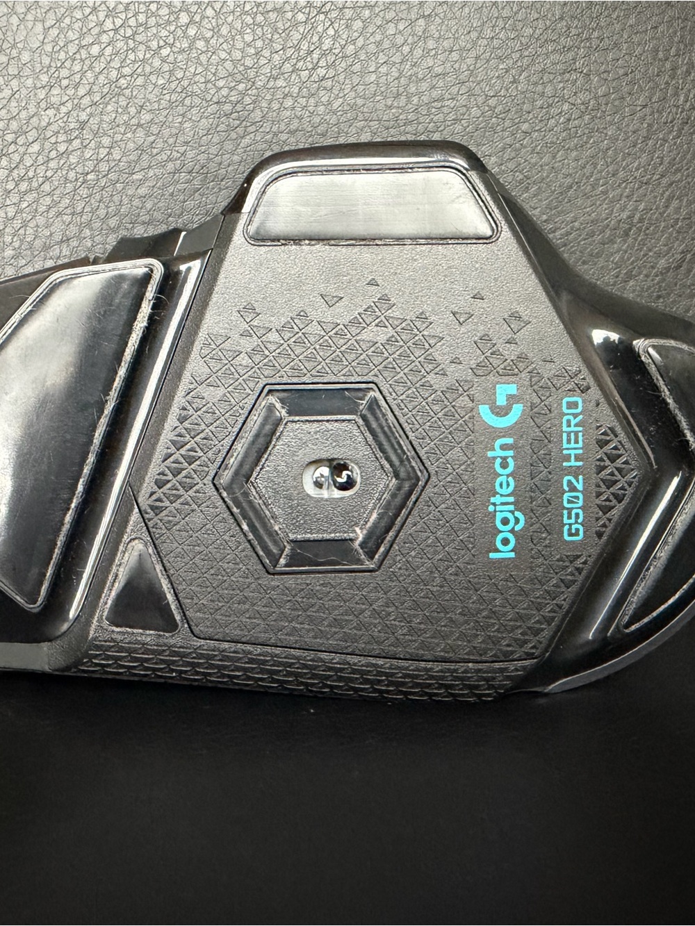 Logitech G502 Hero Underside in Black with Teal Logo